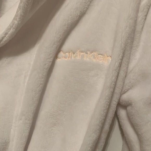 💗NWT Calvin Klein White Super Soft Robe with pink insignia - Size XS/SM - Picture 4 of 5